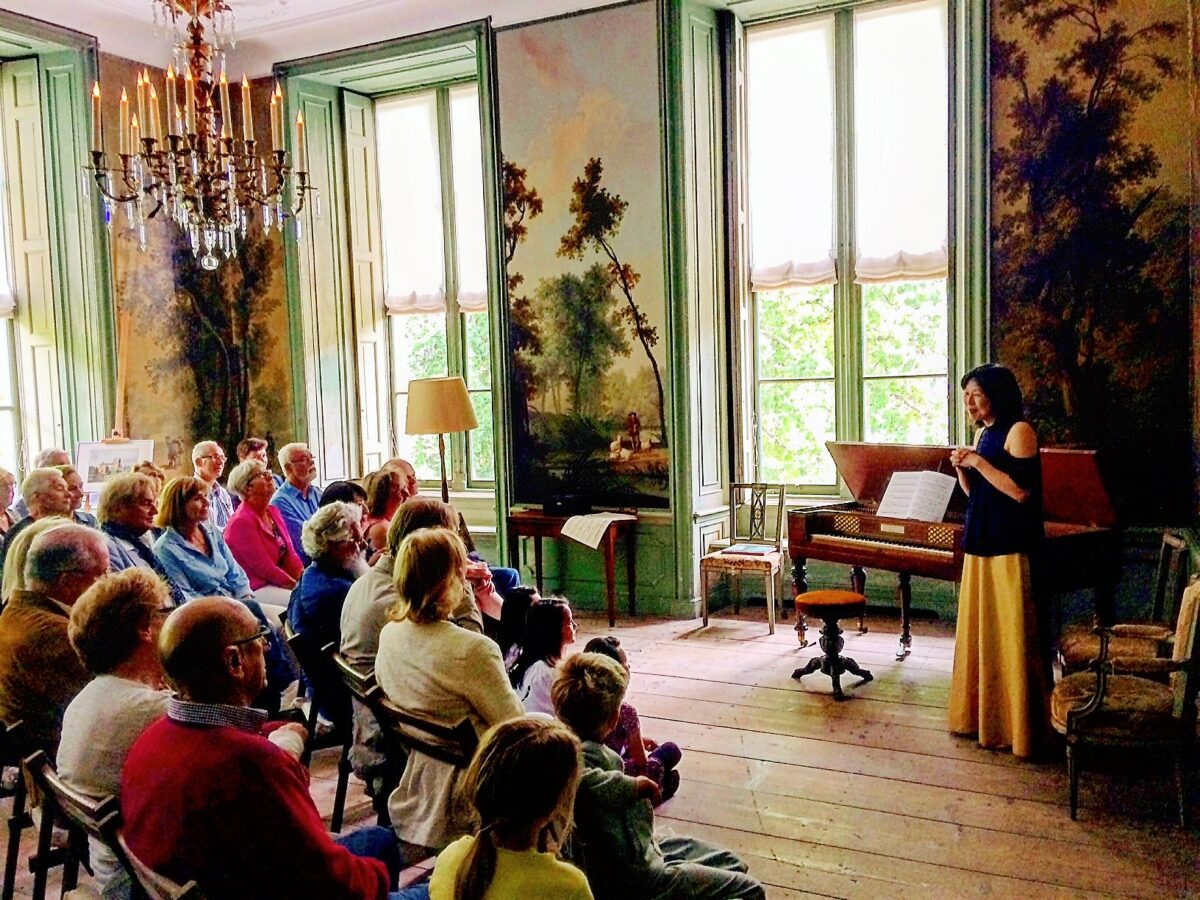 Kaoru Iwamura en de Broadwood tafelpiano 1829 met publiek in de Tuinkamer van Kasteel Loenersloot